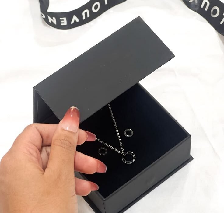 Necklace packaging box
