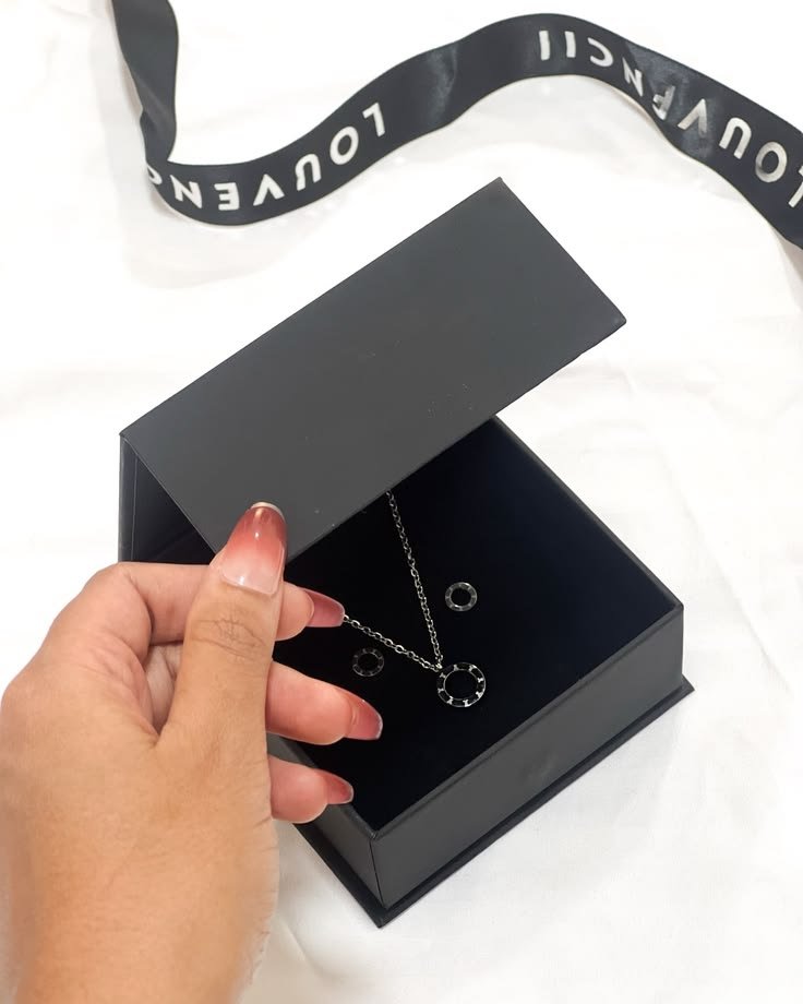 Necklace packaging box